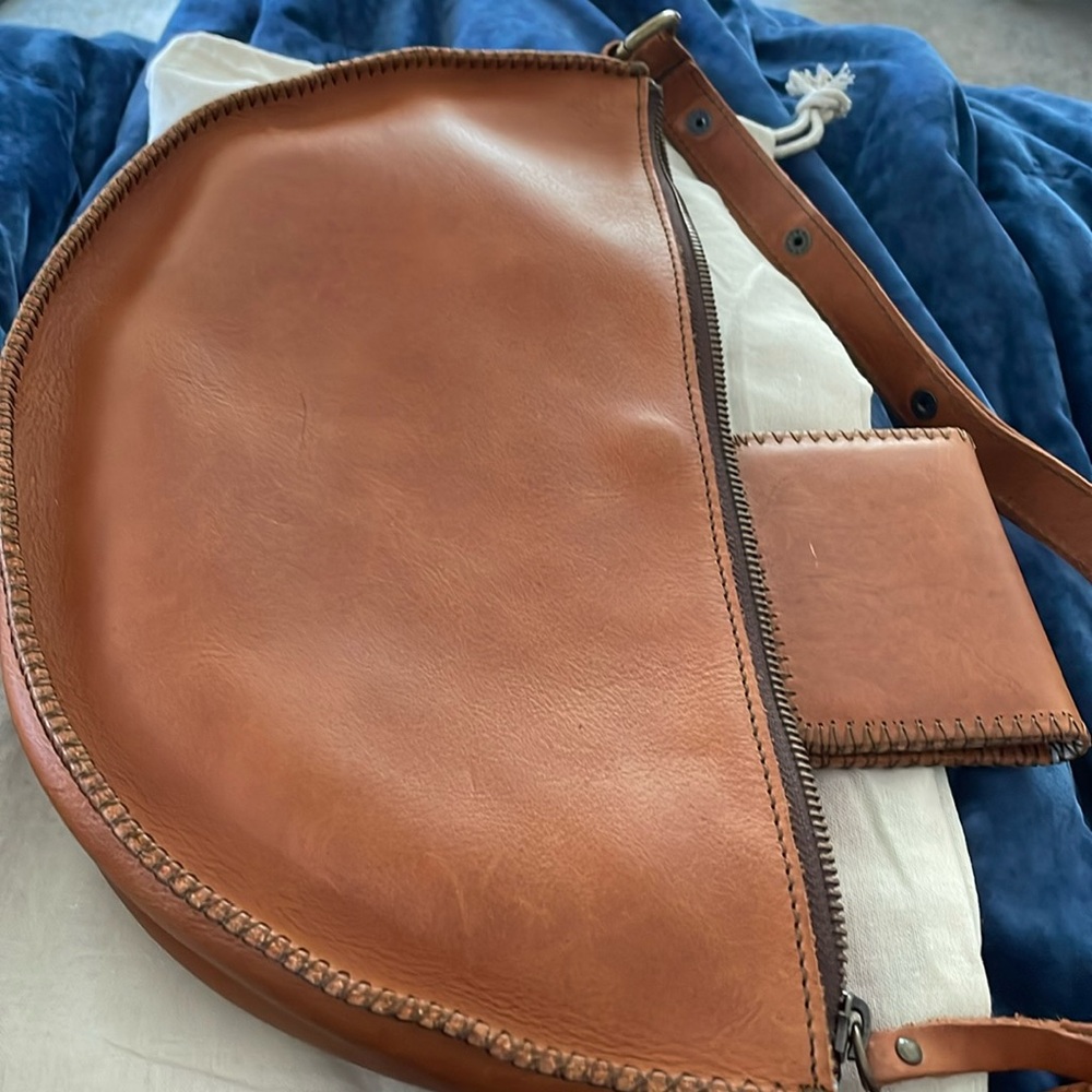 Lyons Leather queen bee bag w/extended strap 43”-67”. Matching daily wallet.